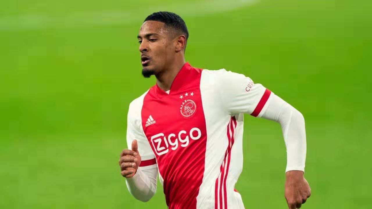 关于阿贾克斯迎中超关键赛；清晨远射贴柱；压力陡增；球探报告显示潜力的信息